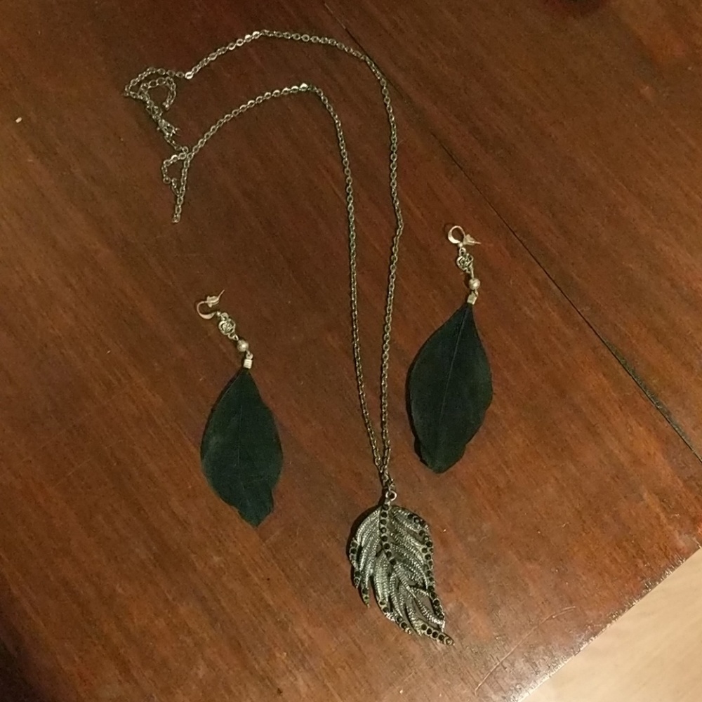 Adjustable long necklace and feather earings